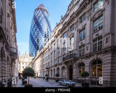 Il Gherkin (30 St Mary Axe) edificio, City of London, Londra, Inghilterra, Regno Unito, Europa Foto Stock