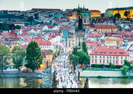 Charles Bridge, Praga, Sito Patrimonio Mondiale dell'UNESCO, Boemia, Repubblica Ceca, Europa Foto Stock