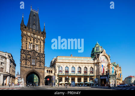 La Torre delle Polveri e il teatro, Praga, Sito Patrimonio Mondiale dell'UNESCO, Boemia, Repubblica Ceca, Europa Foto Stock