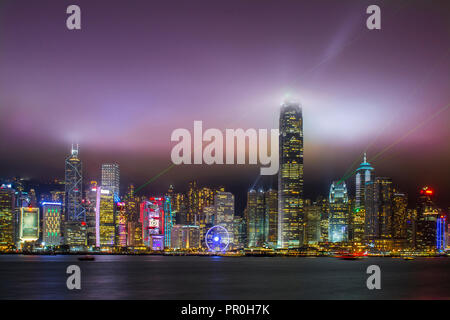 Tenebrologo dell'Isola di Hong Kong sykline e del porto di Victoria e di Hong Kong, Cina, Asia Foto Stock