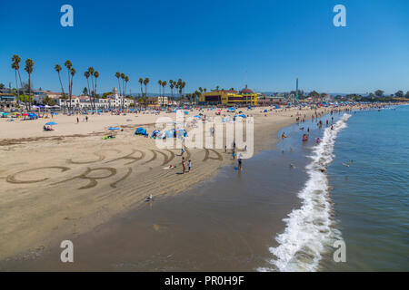 Vista della spiaggia principale dal pontile comunale, Sant Cruz, California, Stati Uniti d'America, America del Nord Foto Stock