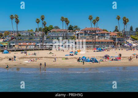 Vista della spiaggia principale dal pontile comunale, Sant Cruz, California, Stati Uniti d'America, America del Nord Foto Stock