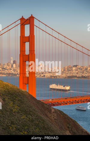 Vista del Golden Gate Bridge dal Golden Gate Bridge Punto di vista al tramonto, San Francisco, California, Stati Uniti d'America, America del Nord Foto Stock