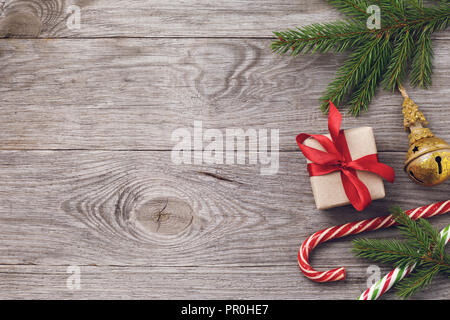 Sfondo di natale e decorazioni sul lato destro del tavolo di legno. Vista superiore della carta vacanze con spazio di copia Foto Stock