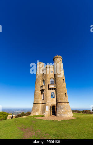 Broadway Tower sulla cima di Broadway Hill, Cotswolds, Inghilterra Foto Stock