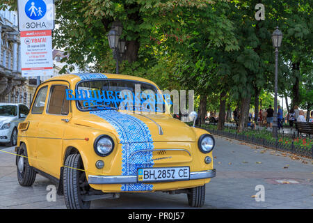 A prymorsky boulevard a Odessa, Ucraina - 23 Agosto 2018 : Una vecchia auto con colori ucraino e disegno tradizionale in Odessa, Ukriane Foto Stock