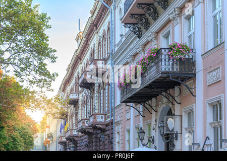 Edifici storici di Primorsky boulevard a Odessa, Ucraina Foto Stock