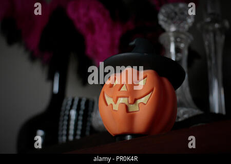 Un arancione zucca di Halloween bambola con alcuni nero, bianco e colore rosa puntelli per decoeration in festival Foto Stock