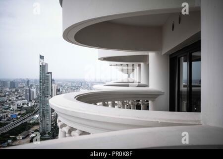 Il balcone di ogni camera al Tower Club at Lebua Hotel di Bangkok Foto Stock