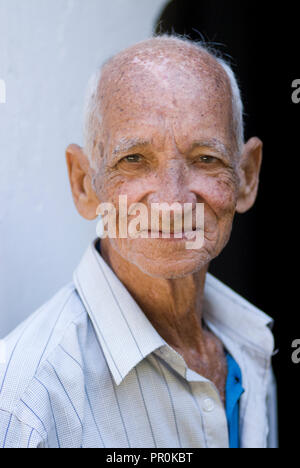 Ritratto di un vecchio uomo cubano in Santiago de Cuba Nord isola dei Caraibi America Foto Stock