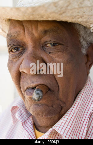 Close up ritratto di un vecchio cubano Uomo caraibico fumatori di sigaro Avana Cuba Foto Stock