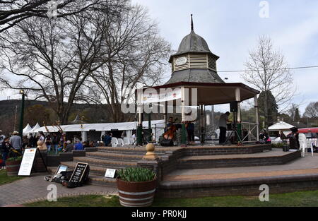 Bowral, Australia - Settembre 22, 2018. Fascia giocare durante i festeggiamenti nei giardini di Corbett. Celebrazione di stordimento tulip visualizza, uno di Australi Foto Stock