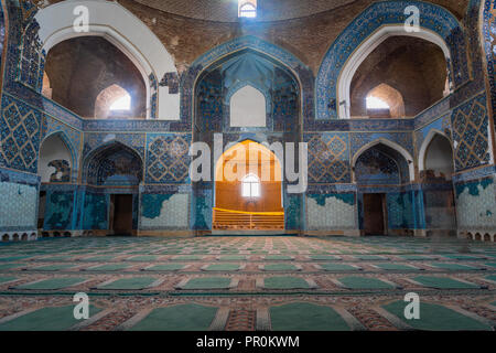 Tabriz, Iran - Giugno 2018: Moschea blu in Tabriz, Iran, vista interna. La moschea è stata costruita nel 1465. Foto Stock