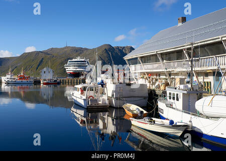 Il norvegese Hurtigruten nave MS Trollfjord, ormeggiata in Artico piccolo porto di pescatori a Honningsvåg, Finnmark County, Norvegia. Foto Stock