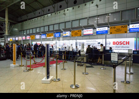 Almaty, Kazakhstan - Settembre, 2018: Almaty airport terminal partenze check-in area di contatore. L'aeroporto di Almaty è il più grande aeroporto internazionale Foto Stock