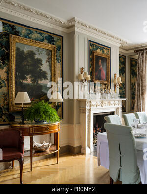 Square tavolo da pranzo con dipinti a olio e demi-lune tabella, xix secolo verdure arazzo pannelli Foto Stock