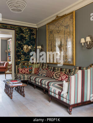 Xviii secolo arazzo francese con il XIX secolo verdure arazzo pannelli e panchetto imbottiti con Andrew Martin stripe e Foto Stock