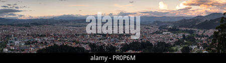 Vista panoramica di Cuenca dal Mirador de Turi - ECUADOR - durante il tramonto Foto Stock