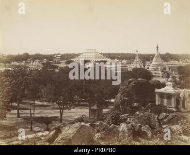 La Pagoda di incomparabile da Mandalay Hill; Felice Beato, 1832 - 1909, Mandalay Birmania; circa 1890 Foto Stock