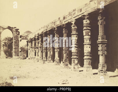 Interno del tempio indù di Kootub; Charles Moravia, inglesi, circa 1821 - 1859, Delhi, India; 1858; albume silver stampa Foto Stock