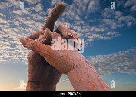 Scultura pubblica "The Big Dance" presso il negozio di Gretna Green Blacksmith, luogo di matrimonio simbolo del matrimonio. Foto Stock