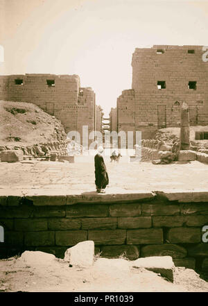 Viste egiziano; Karnak. Viale di sfingi collocate nella parte anteriore del primo pilone. 1900, Egitto, Karnak Foto Stock