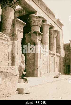 Viste egiziano; Tempio di Horus Edfu. Colonnato in tribunale che mostra una colossale hawk. 1900, Egitto, Idfū Foto Stock