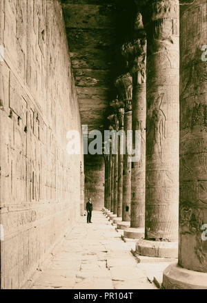 Viste egiziano; Tempio di Horus Edfu. Colonnato in tribunale che mostra il carving su pilastri. 1900, Egitto, Idfū Foto Stock