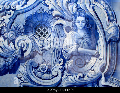 Il Portogallo tipico vecchio portoghese "azulejos" - blu e bianco delle piastrelle di ceramica raffigurante un angelo. Foto Stock