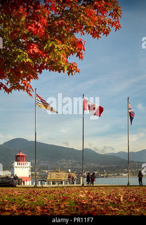 Stanley Park colori autunnali e bandiere. Foglie di autunno e bandiere nel Parco di Stanley a Brockton Point, Vancouver, Canada. Foto Stock