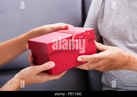 Close-up di un padre e di una Figlia di mano azienda dono Foto Stock