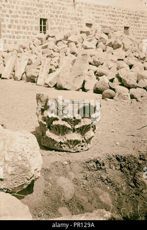 Viste del nord. Notevoli resti della sinagoga di Cafarnao. Capitelli corinzi con candelabro a sette. 1900 Foto Stock