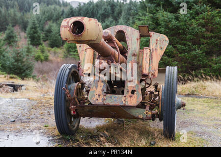 Vecchio arrugginito cannone tedesco dalla Seconda Guerra Mondiale periodo. Regione di Trondheim, Norvegia Foto Stock