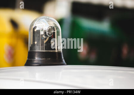 Spia lampeggiante sul tetto di una vettura di polizia, close-up foto con messa a fuoco selettiva Foto Stock