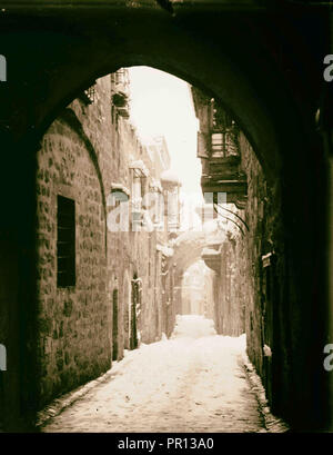 Gerusalemme durante un inverno nevoso Via Dolorosa nella neve, quinta stazione. 1900, Israele Foto Stock