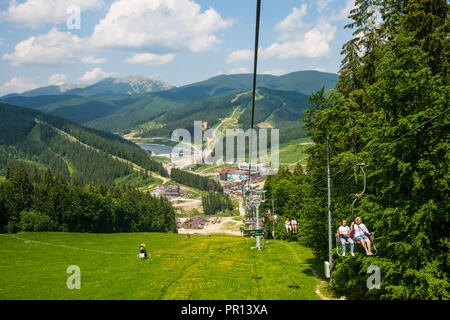 Vista sulla Bukovel ski resort, Carpazi, Ucraina, Europa Foto Stock