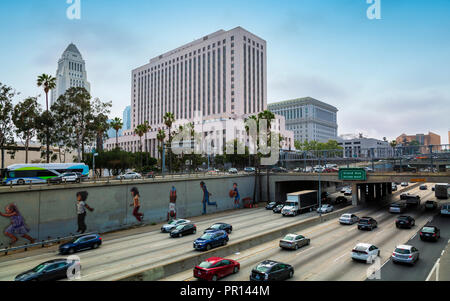 Los Angeles City Hall e l'autostrada, il centro cittadino di Los Angeles, California, Stati Uniti d'America, America del Nord Foto Stock