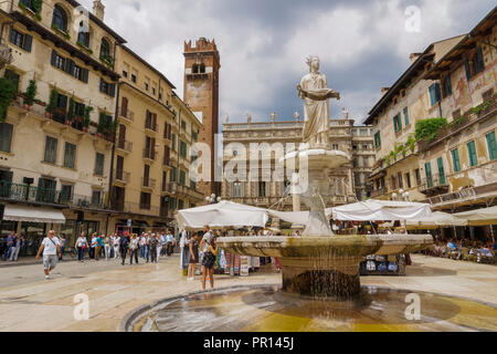 Piazza delle Erbe fontana, 1368 fontana in marmo con la statua della Madonna in Piazza del Mercato e il Palazzo Maffei in background, Verona, Veneto, Italia, Europa Foto Stock