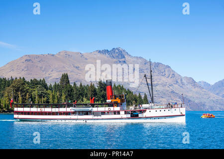 Crociera TSS Earnslaw Steamship e Cecil picco sul lago Wakatipu, Queenstown, Otago, South Island, in Nuova Zelanda, Pacific Foto Stock