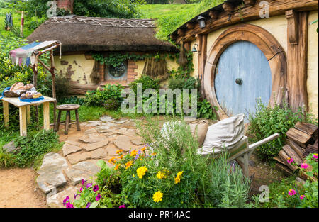 Hobbiton, porte in legno di Hobbit fori nella pellicola impostare fictional del villaggio di Hobbiton, Matamata, Isola del nord, Nuova Zelanda, Pacific Foto Stock