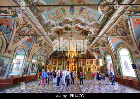 I turisti, affreschi di San Sergio Chiesa Santa Trinità di San Sergio Lavra, Sito Patrimonio Mondiale dell'UNESCO, Sergiev Posad, Russia, Europa Foto Stock
