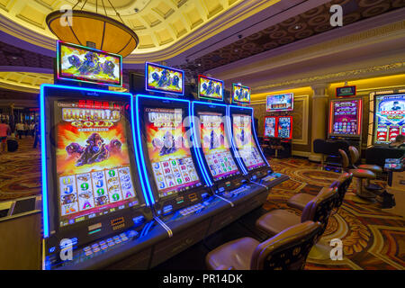Macchine per il gioco d'azzardo in Caesars Palace Hotel & Casino, Las Vegas, Nevada, Stati Uniti d'America, America del Nord Foto Stock