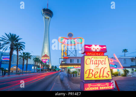 Vista della Cappella delle campane e Stratosphere Tower al tramonto, la striscia di Las Vegas Boulevard, Las Vegas, Nevada, Stati Uniti d'America, America del Nord Foto Stock