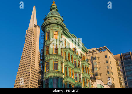 Vista della Piramide Transamerica building e Columbus torre sul Columbus Avenue, North Beach, San Francisco, California, Stati Uniti d'America Foto Stock