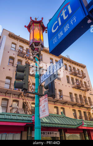 Vista della lampada ornati post nella Chinatown di San Francisco, California, Stati Uniti d'America, America del Nord Foto Stock