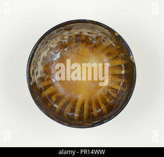 Ciotola nervata; Mediterraneo Orientale; fine del I secolo A.C. - Inizio del 1 ° secolo A.D; vetro; 5,6 x 11,1 cm Foto Stock