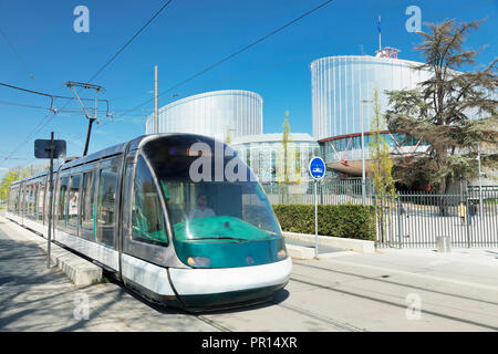 Tram alla Corte europea dei diritti umani di Strasburgo, Alsazia, Francia, Europa Foto Stock