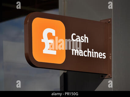 £ Bancomat segno. Sainsbury's e Argos supermercato. Shap Road, Kendal Cumbria, England, Regno Unito, Europa. Foto Stock