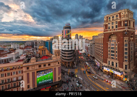 Vista in elevazione del Plaza del Callao (Piazza Callao), Capitol Building e Gran Via al tramonto, Madrid, Spagna, Europa Foto Stock