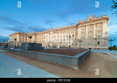 Il Palazzo Reale di Madrid (Palacio Real de Madrid) visto dalla Plaza de Oriente, Madrid, Spagna, Europa Foto Stock